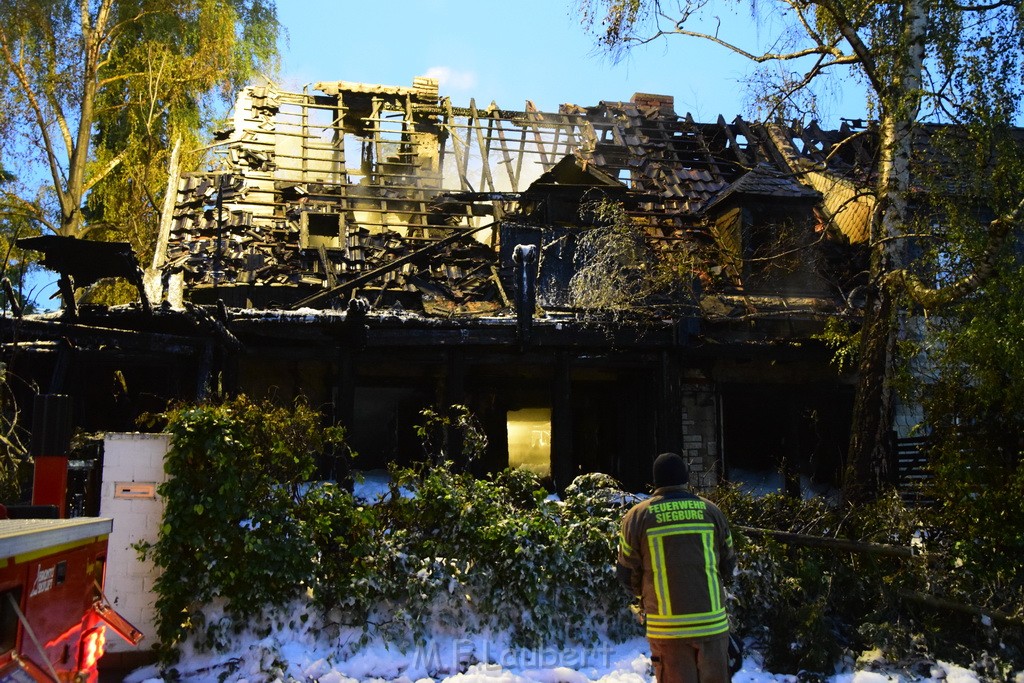 Grossfeuer Einfamilienhaus Siegburg Muehlengrabenstr P0726.JPG - Miklos Laubert